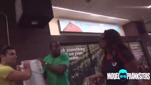 挑战路人吃瓜视频,揭秘网络短视频背后的趣味与争议