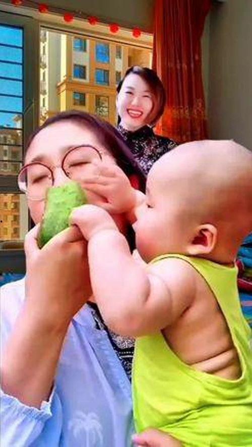 小孩吃瓜被磕头视频播放,小瓜误磕头萌态引网友热议