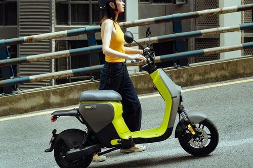 九号电动车双人吃瓜视频,趣味互动引网友热议