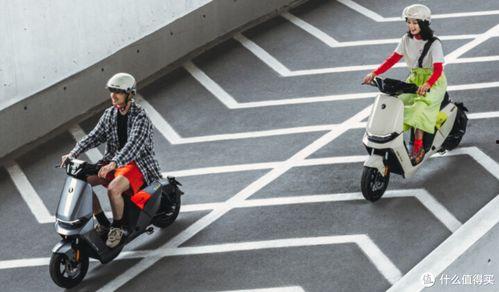 九号电动车双人吃瓜视频,趣味互动引网友热议