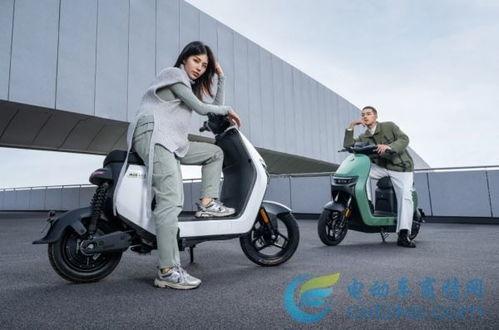 九号电动车双人吃瓜视频,趣味互动引网友热议