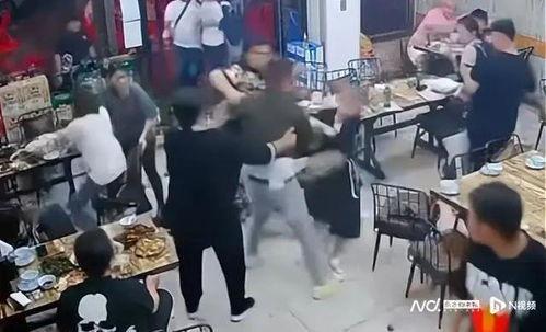 唐山打人吃瓜的视频,网络视频记录惊人一幕