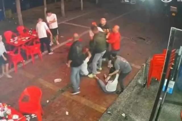 唐山打人吃瓜的视频,网络视频记录惊人一幕