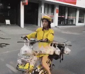 搞笑吃瓜外卖员视频,笑料百出引网友热议