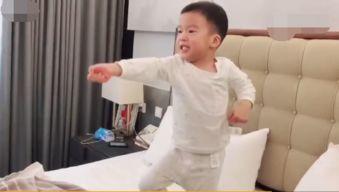 儿子跟母亲吃瓜视频播放,吃瓜视频播放量爆表