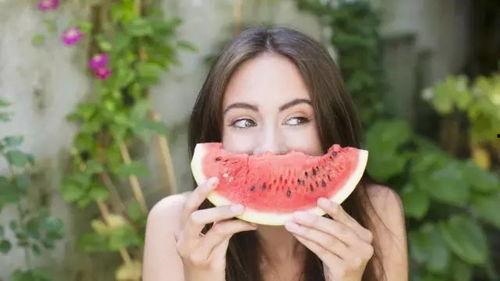 夏日小女孩吃瓜画画视频,小女孩吃瓜画画欢乐时光