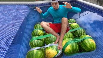 西瓜视频农村小伙吃瓜,体验田园生活乐趣