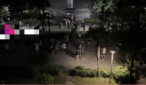 吃西湖瓜视频男,吃瓜小哥哥的夏日风情