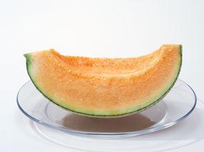 拿勺吃哈密瓜的视频播放,拿勺品尝的视觉盛宴