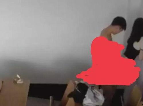 大学生在学校吃瓜的视频,大学生校园吃瓜视频走红网络