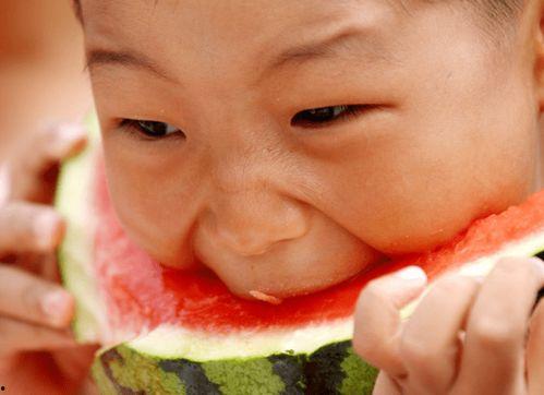 小女孩吃瓜调皮视频,小女孩调皮吃瓜萌态十足
