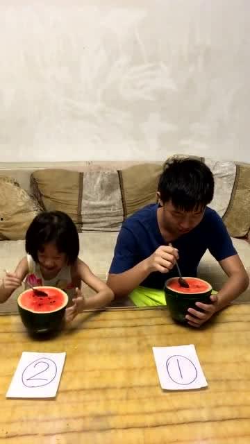 两个兄弟吃瓜视频,欢乐瞬间尽收眼底