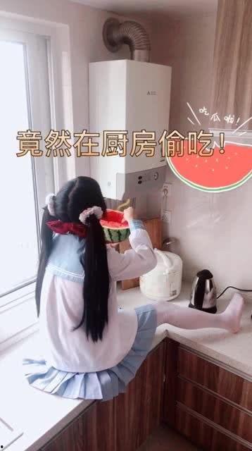 厨房吃瓜美女视频,美女烹饪秀风采