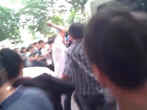 南充吃瓜打架案件视频,视频曝光街头打架冲突瞬间