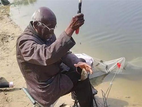 老大爷吃瓜钓鱼视频播放,老大爷吃瓜钓鱼视频走红网络