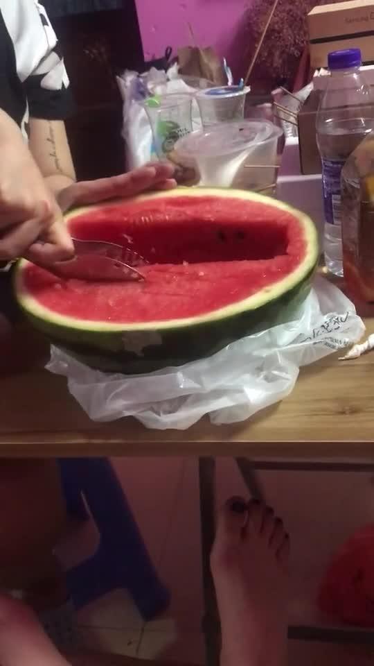 宿舍吃瓜的视频,揭秘校园生活趣味瞬间